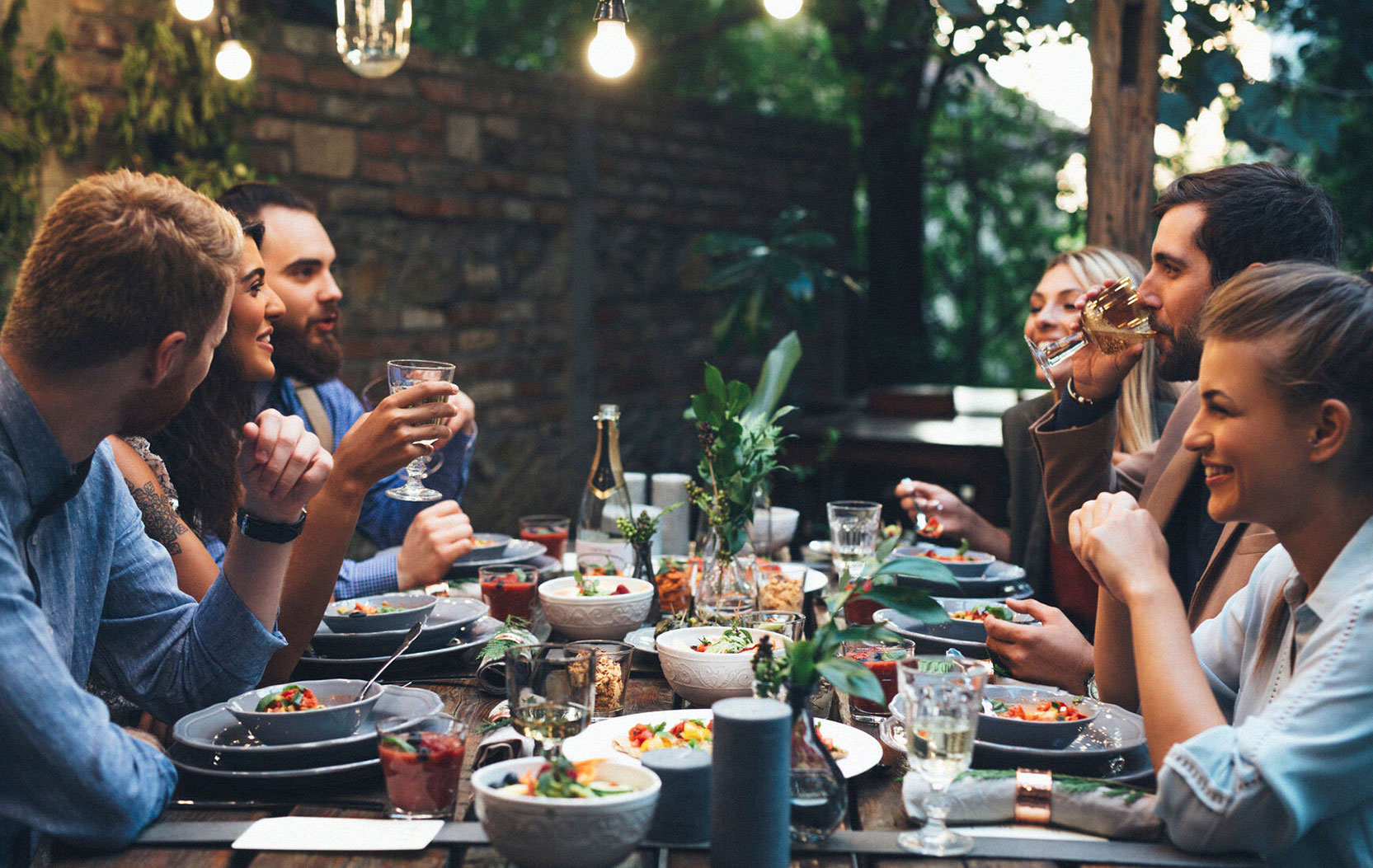 Vine North Hills People eating dinner together outside